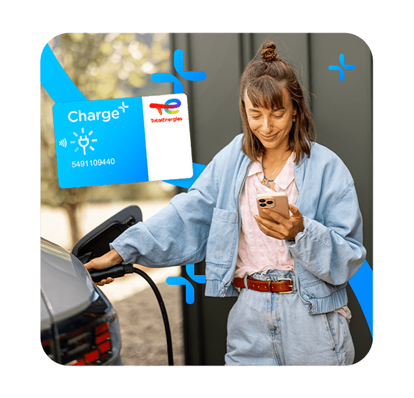 Femme cliente Chargeplus qui recharge sa voiture électrique, carte Chargeplus en haut à gauche