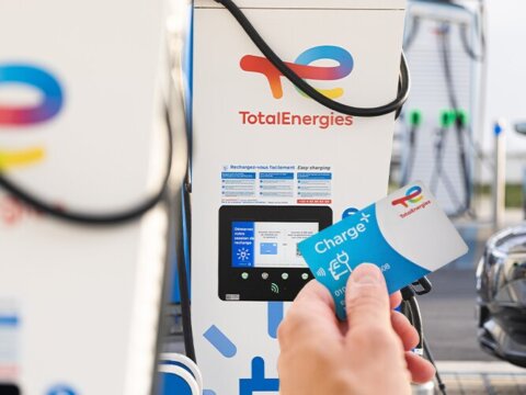 Carte Charge+ présente juste avant le paiement sur une borne de recharge électrique TotalEnergies