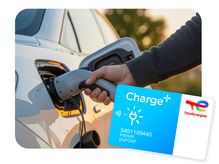 Recharge de véhicule électrique par une personne utilisant une borne de recharge, avec carte Charge+ bleue visible permettant l’accès aux recharges électriques