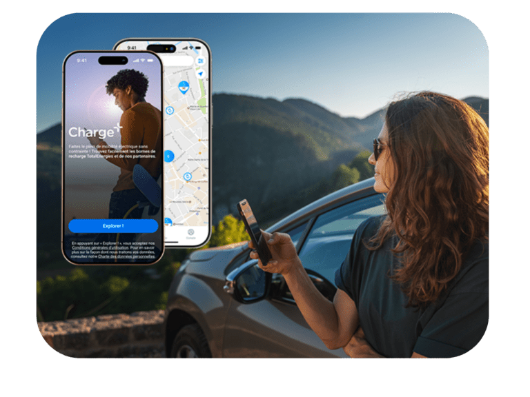 Une cliente Charge+ utilise l'application Charge+ sur son smartphone