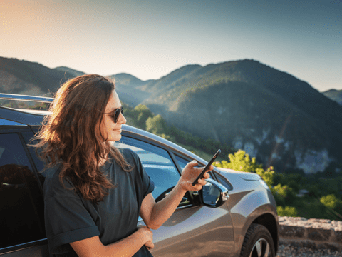 Une femme utilise l'application Charge+