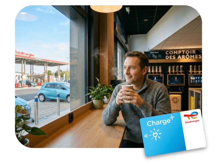 Homme prend un café au comptoir des arômes dans une station TotalEnergies grâce à sa carte Charge+ et Club