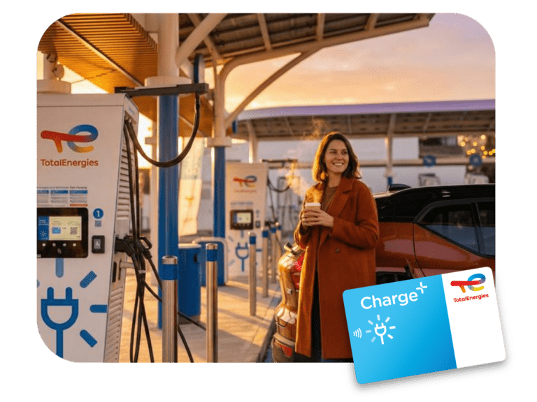 Une cliente Charge+ boit son café offert en station TotalEnergies durant que son véhicule électrique recharge