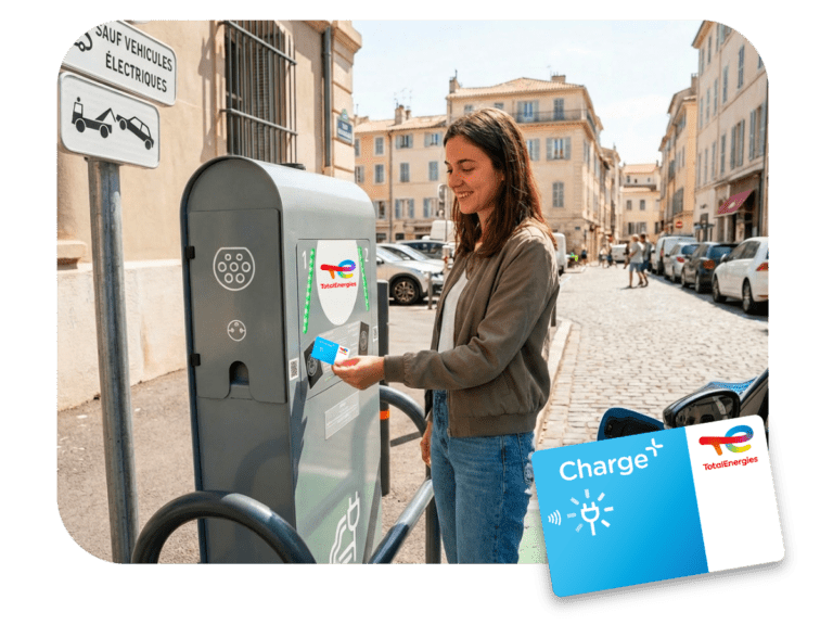 Une femme badge avec sa carte Charge+ en pleine ville pour recharger son véhicule électrique
