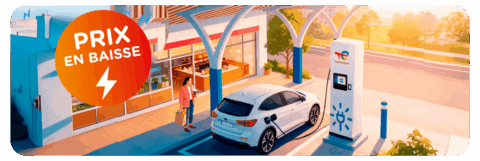 Voiture électrique roulant devant une station-service TotalEnergies